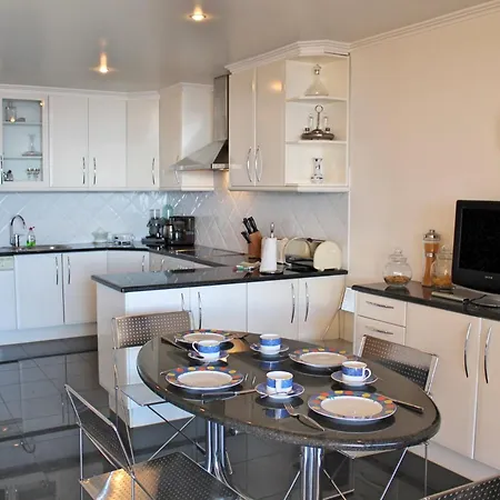 别墅 Exquisite Madeira Luz 5 Bedroom Heated Pool Sea Views Games