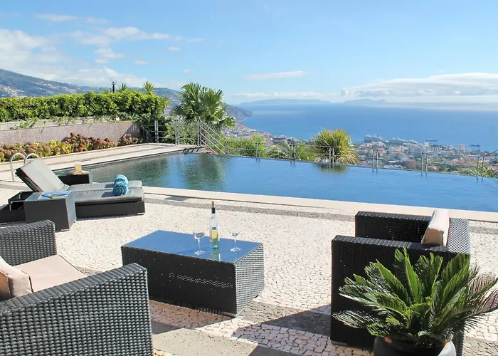 Exquisite Madeira Luz 5 Bedroom Heated Pool Villa *