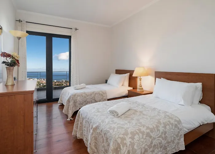 Exquisite Madeira Luz 5 Bedroom Heated Pool Villa *