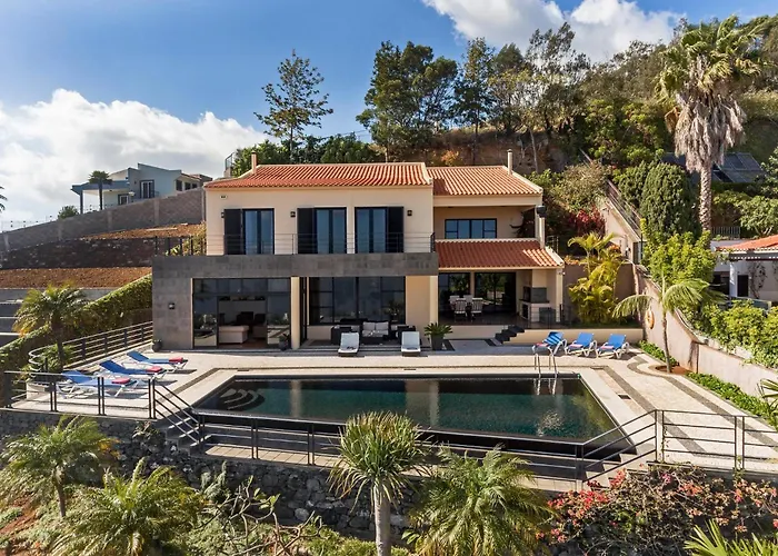 Exquisite Madeira Luz 5 Bedroom Heated Pool