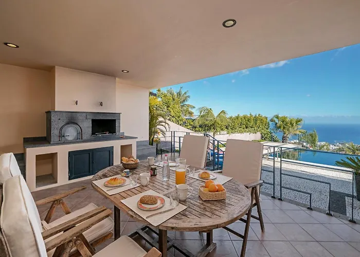 Exquisite Madeira Luz 5 Bedroom Heated Pool Villa *