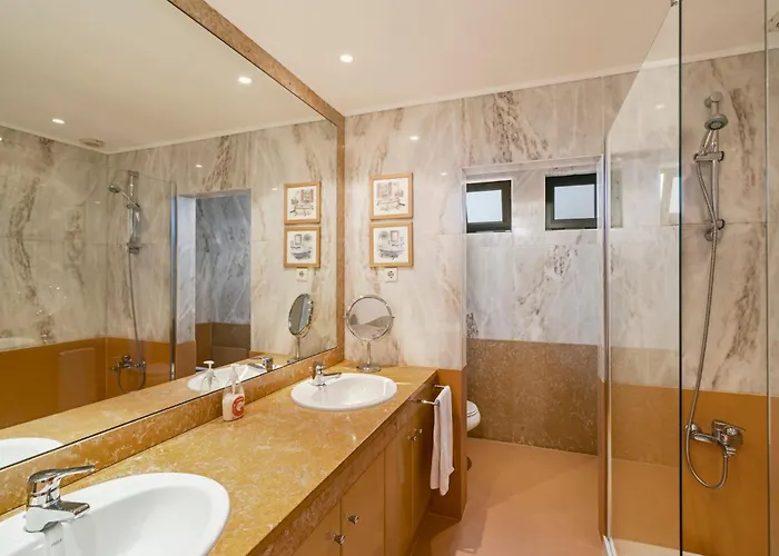 Villa Exquisite Madeira Luz 5 Bedroom Heated Pool *